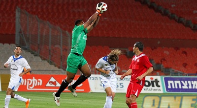 אג´ידה יוצא וקולט. משחק לא רע לשוער של פ&qout;ת (שי לוי)