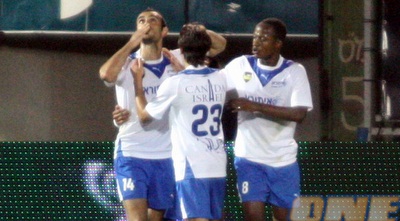 שחקני ק&qout;ש עם עמאשה. יעבור לירוק של האלופה? (יניב גונן)