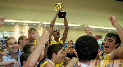 רגע ההנפה של מכבי ת&qout;א. מחזיקת הגביע לעונת 2010/11 (משה חרמון) רגע ההנפה של מכבי ת&qout;א. מחזיקת הגביע לעונת 2010/11 (משה חרמון)