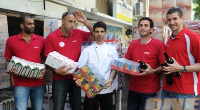 שחקני הפועל ת&qout;א בפלאפל גבאי