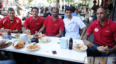 שחקני הפועל נהנים בפלאפל גבאי