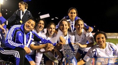 אף אחת לא ויתרה על תמונה עם הגביע הנוצץ (שי לוי)