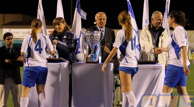 שחקניות אס&qout;א מקבלות את המדליות מאבי לוזון ולימור לבנת (שי לוי)