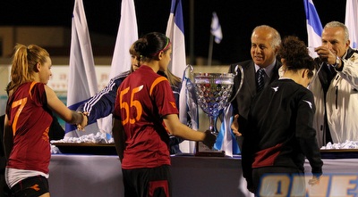 אבי לוזון ולימור לבנת העניק את מדליית הכסף  (שי לוי)