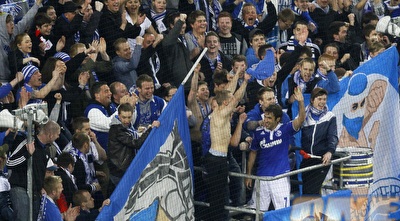 ראול ואוהדי שאלקה ליד התופים. אולטראול (רויטרס)