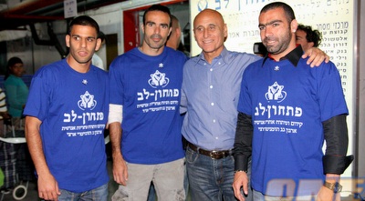 שחקני בני יהודה עם ניסים ציוני (יניב גונן)