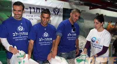 שחקני בני יהודה תורמים בפתחון-לב (יניב גונן)