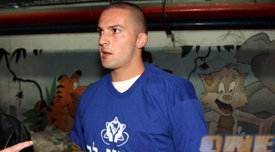 בן שהר במחסן של עמותת פתחון לב בראשון לציון (דרור רוזנפלד)