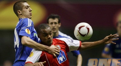 מאיונג מנסה לשלוט בכדור. בראגה הצליחה לשרוד בעשרה שחקנים (רויטרס)