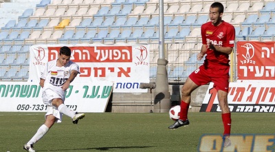 בן שושן מנסה מרחוק. הרבה בעיטות לקשר (יוסי ציפקיס)