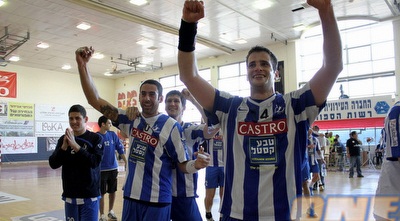 שחקני אס&qout;א חוגגים (מור שאולי)