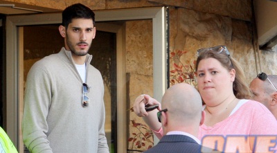 עומרי כספי עם לירון פנאן לאחר הנחיתה בישראל (יניב גונן) עומרי כספי עם לירון פנאן לאחר הנחיתה בישראל (יניב גונן)