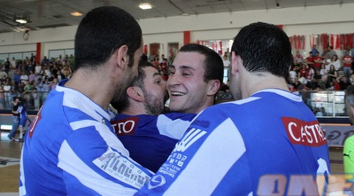 שחקני אס&qout;א חוגגים (מור שאולי)