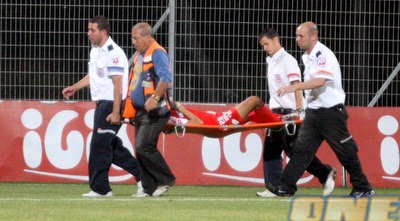 ויצמן הפתוע מפונה מהמגרש (יניב גונן) ויצמן הפתוע מפונה מהמגרש (יניב גונן)