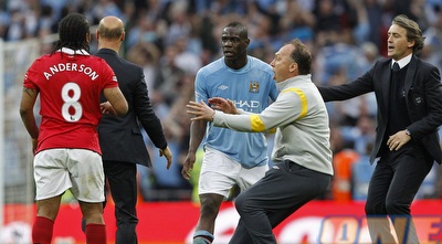 מנצ´יני מנסה לעצור את באלוטלי. כל פעם סיפור אחר (רויטרס)