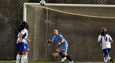 איריס אנטמן בפעולה. מאמנת שוערים עד גיל נוער