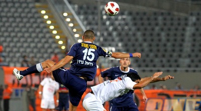 עומר גולן מנער את שלו מנשה (שי לוי) עומר גולן מנער את שלו מנשה (שי לוי)