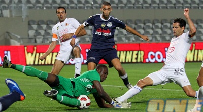 חדד ואדרי עוזרים לאיינוגבה להשתלט על הכדור לפני גולן (שי לוי) חדד ואדרי עוזרים לאיינוגבה להשתלט על הכדור לפני גולן (שי לוי)