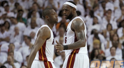 לברון ו-ווייד חוגגים ניצחון נוסף (רויטרס)