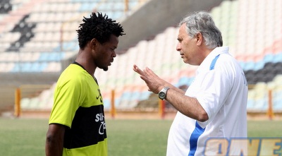 אחרי השיחה עם אמברוז, מזרחי התפנה לשיחה אישית עם עמנואל סארקי (מור שאולי)