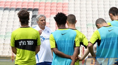 יוסי מזרחי עם השחקנים. יצאו מרוצים: &qout;אפשר לחזור לחייך&qout; (מור שאולי)