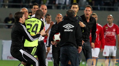 קורנפיין מנסה למנוע מדסה לזנק על חכמון (שי לוי) קורנפיין מנסה למנוע מדסה לזנק על חכמון (שי לוי)