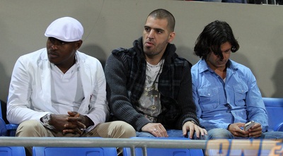 אניימה (משמאל) ביציע. הפועל צריכה אותו להמשך העונה (שי לוי)