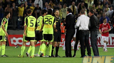 רוני לוי והשחקנים מזנקים על חכמון (שי לוי)