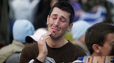 אוהד לוקח קשה הפסד (רויטרס)