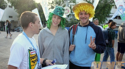 המתמודדים מנסים להבין את כתב החידה שקיבלו (משה חרמון)