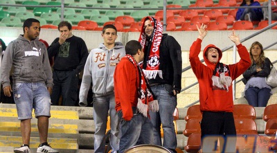 אוהדי הפועל ר&qout;ג. בקבוצה מקווים לא להתבזות (יניב גונן) אוהדי הפועל ר&qout;ג. בקבוצה מקווים לא להתבזות (יניב גונן)