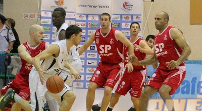 טישמן מנסה לחדור מול ההגנה של הפועל (משה חרמון)