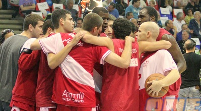 שחקני הפועל בחיבוק קבוצתי (משה חרמון)