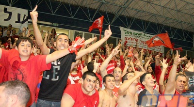 אוהדי הפועל חוגגים (משה חרמון)