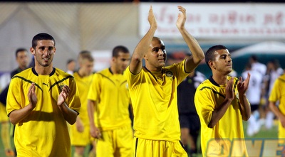 אלירן ג´ורג´ ועידו אחיאל מודים לקהל. הנוער של מכבי רוצה גביע (יניב גונן) אלירן ג´ורג´ ועידו אחיאל מודים לקהל. הנוער של מכבי רוצה גביע (יניב גונן)