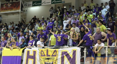 אוהדי חולון בצפון. באולם הפחים יהיה יותר רועש (עמית מצפה)