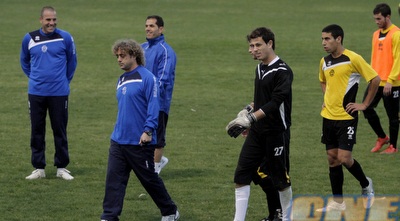 ראובן עטר עם השחקנים (יוסי ציפקיס)