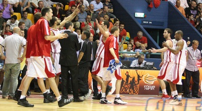 אוחיון, סולומון והחברים חוגגים. (משה חרמון) אוחיון, סולומון והחברים חוגגים. (משה חרמון)