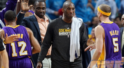 קובי בראיינט חוגג עם חבריו את הכרטיס לחצי גמר המערב (GettyImages)