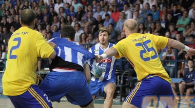 אס&qout;א פתחה מדהים את ההתמודדות (מור שאולי)