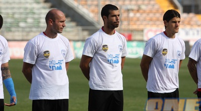 שחקני הפועל חיפה ומכבי פ&qout;ת עם חולצות עם שמו של גלעד שליט (עמית מצפה) שחקני הפועל חיפה ומכבי פ&qout;ת עם חולצות עם שמו של גלעד שליט (עמית מצפה)