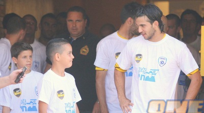 אוראל דגני והחולצה המיוחדת שהוכנה (משה חרמון)