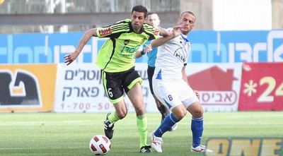 תומר בן יוסף ויניב לוזון נאבקים ביניהם בטדי (גיא בן זיו)