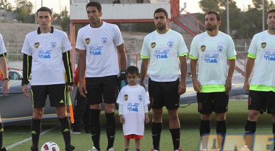 השחקנים עם חולצות למעו שיחרורו של גלעד שליט (מור שאולי)