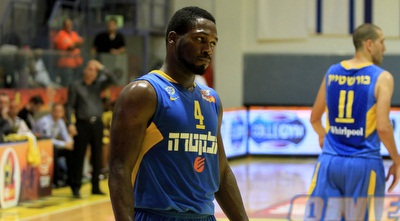 פארגו. משחק לא רע לגארד אך גם התעסקות לא מועטה עם השופטים (שרון קביליו) פארגו. משחק לא רע לגארד אך גם התעסקות לא מועטה עם השופטים (שרון קביליו)