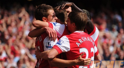 שחקני ארסנל חוגגים עם ראמזי (GettyImages)