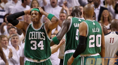 אלן גארנט ופירס מבינים שהמשחק הראשון ברח להם (GettyImages)