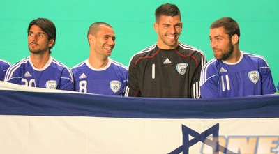 שכטר, הרוש, ורמוט ורפאלוב במהלך הצילומים לקמפיין (משה חרמון) שכטר, הרוש, ורמוט ורפאלוב במהלך הצילומים לקמפיין (משה חרמון)