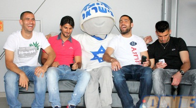 השחקנים המחויכים של שתי הטוענות לכתר מחויכים במיוחד (משה חרמון) השחקנים המחויכים של שתי הטוענות לכתר מחויכים במיוחד (משה חרמון)