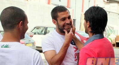 רפאלוב בודק את הזקן של שכטר. &qout; (משה חרמון) רפאלוב בודק את הזקן של שכטר. &qout; (משה חרמון)